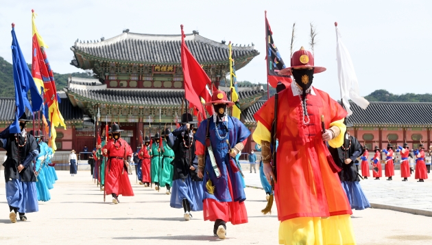 경복궁 수문장 교대식·별빛야행 등 궁궐행사, 오늘부터 차례로 재개