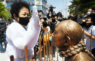 국방부 "전두환 훈장 받은 62명 공적 확인 중…5·18 관련 박탈 건의"