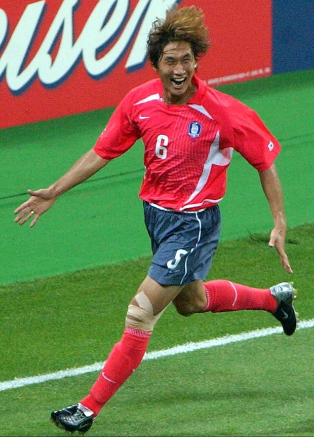사진은 지난 2002년 6월 4일 부산에서 열린 월드컵 D조 폴란드와의 경기에서 유상철이 한국의 두번째 득점 후 환호하는 모습. /사진=연합뉴스
