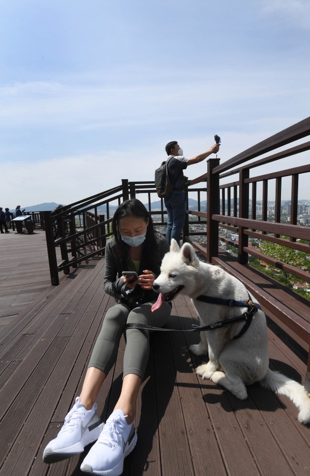 맑은 날씨를 보인 21일 오전 남산서울타워로 산책나온 시민들이 한가로운 시간을 보내고 있다./김범준기자 bjk07@hankyung.com