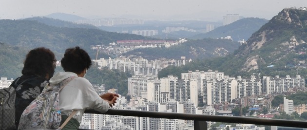 맑은 날씨를 보인 21일 오전 남산서울타워로 산책나온 시민들이 한가로운 시간을 보내고 있다./김범준기자 bjk07@hankyung.com