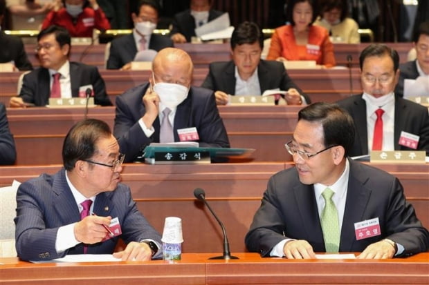 미래통합당 주호영 원내대표(오른쪽)과 이종배 정책위의장이 21일 서울 여의도 국회에서 열린 21대 국회의원 당선자 워크숍에서 대화하고 있다. /뉴스1
