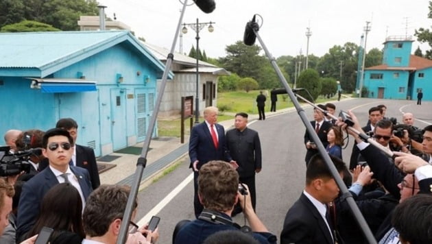 지난해 7월 김정은 북한 국무위원장과 도널드 트럼프 미 대통령이 판문점에서 만나는 모습 2019.7.1 [사진=연합뉴스]