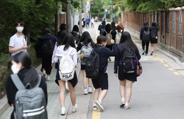 고등학교 3학년 등교 첫날인 20일 오후 서울 시내 한 고등학교에서 고3 학생들이 수업을 마친 뒤 하교하고 있다. 2020.5.20 [사진=연합뉴스]