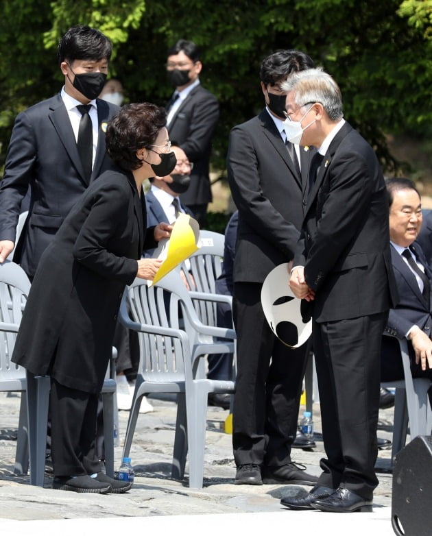 노무현 전 대통령 서거 에볼루션 카지노 사이트 추도식이 엄수된 23일 오전 경남 김해시 진영읍 봉하마을 노 전 대통령 추도식에서 권양숙 여사와 이재명 경기도지사가 인사를 나누고 있다. 2020.5.23/뉴스1