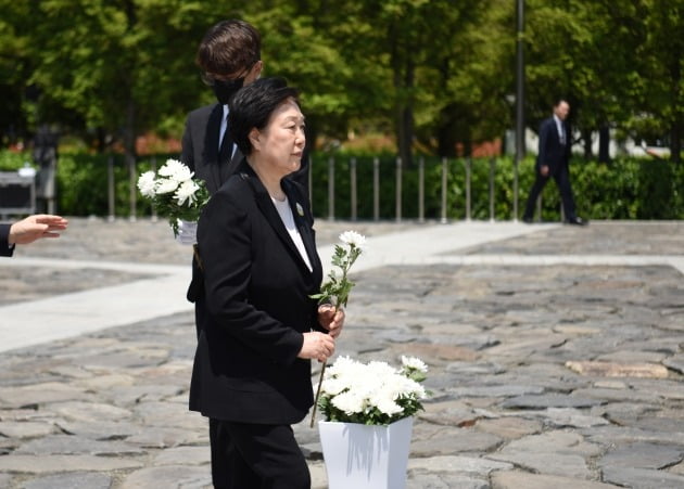 한명숙 전 국무총리가 23일 오전 경남 김해시 봉하마을에서 열린 고(故) 노무현 전 대통령 서거 11주기 추도식에서 헌화하고 있다. [사진=노무현재단 제공]