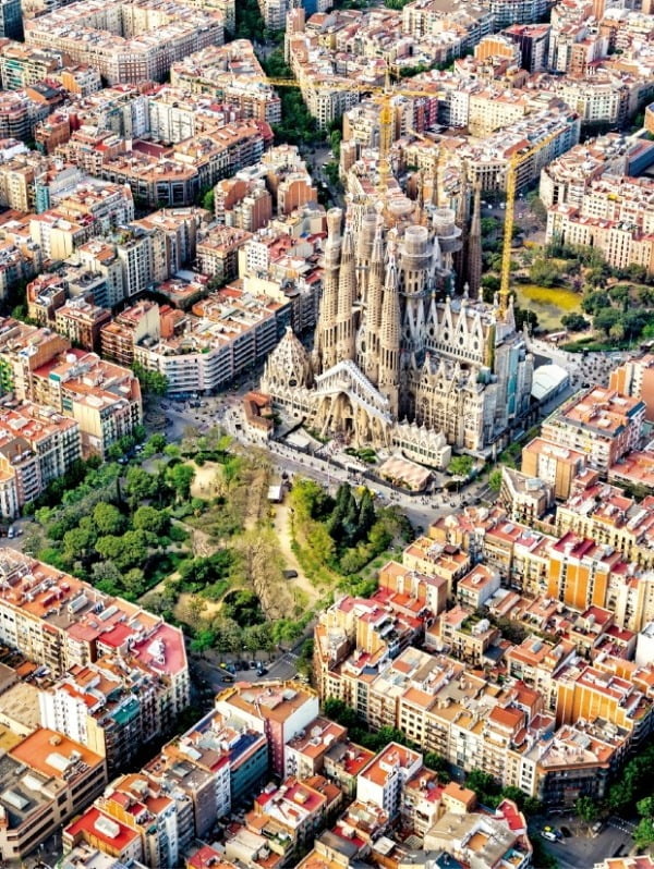 스페인 북동부 카탈루냐 지방의 주도 바르셀로나 ‘사그라다 파밀리아 성당’. 가우디 사망 100주기인 2026년 완공될 예정이다. Getty Images Bank