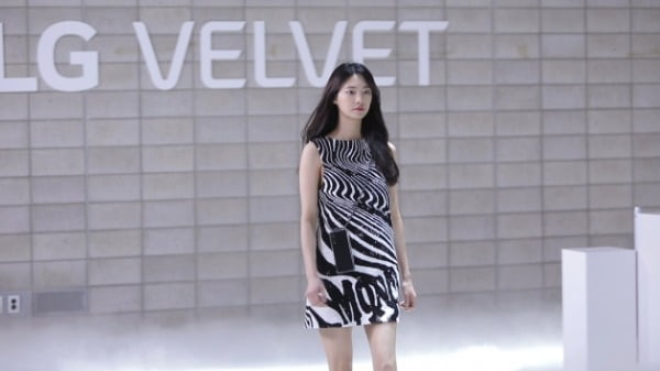 코로나19로 사회적 거리두기를 실천하고자 온라인 패션쇼로 공개행사를 열었던 LG 벨벳이 공중파 예능프로그램에서 소개됐다. 사진은 KBS2 '사장님 귀는 당나귀 귀' 영상 캡쳐/사진제공=LG전자