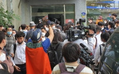 장소 두 차례 변경…이용수 할머니-취재진 '뜻밖의 추격전'