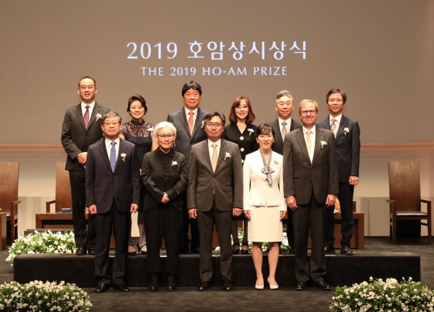 2019년 호암상 수상자들. 앞줄 왼쪽부터 김황식 호암재단 이사장, 이불 현대미술작가(예술상), 마빈 천 미국 예일대 석좌교수(과학상) 부부, 올로브 아멜린 스웨덴 노벨상박물관 부회장. 뒷줄 왼쪽부터 앤드루 강 미국 UC샌디에이고 교수(공학상) 부부, 오우택 KIST(한국과학기술연구원) 소장(의학상) 부부, 박희철 사단법인 러브아시아 이사장, 김봉구 러브아시아 대전이주외국인종합복지관 관장(사회봉사상).  /호암재단 제공