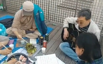 이런 시위대…이재용 부회장 집 앞서 '삼겹살 굽고 술판'