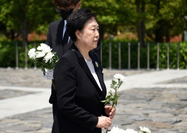 한명숙 전 국무총리가 지난 23일 경남 김해시 봉하마을에서 열린 고(故) 노무현 전 대통령 서거 11주기 추도식에서 헌화하고 있다. /사진=노무현재단 제공