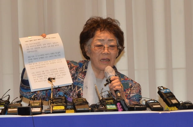 지난 25일 대구 수성고 인터불고호텔에서 열린 이용수 할머니 기자회견에 이 할머니가 윤미향 더불어민주당 당선자에 대한 입장을 이야기하고 있다.  대구=허문찬 기자 sweat@hankyung.com