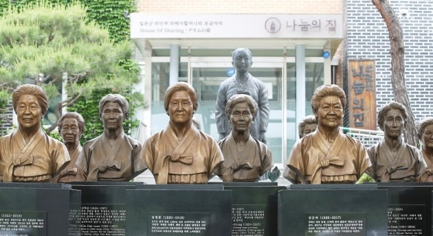 일본군 위안부 피해자 지원시설인 '나눔의 집'의 후원금 운용 문제를 놓고 논란이 이어지며 법인 측이 내부 고발자를 업무에서 배제하려 한다는 주장까지 나오는 등 내부 갈등이 계속되고 있는 25일 오전 경기도 광주시 나눔의 집에 돌아가신 위안부 피해 할머니들의 흉상이 세워져 있다. 2020.5.25 [사진=연합뉴스]