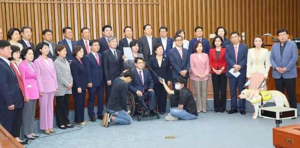 원유철 미래한국당 대표, 국회의원, 당선인들이 26일 국회에서 열린 합동연석회의를 마친 뒤 미래통합당과 합당 결의문을 발표하고 있다. 연합뉴스