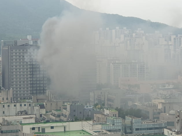 경기도 군포시 산본동 복합건물에서 원인 미상의 화재가 발생했다. (사진 = 오세성 한경닷컴 기자)