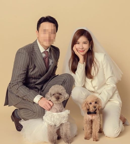 김준희, 가족사진 공개…연하 남편·반려견과 환한 미소
