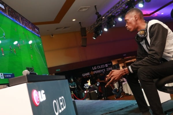 LG전자가 지난 3월 1일 나이지리아 라고스 지역에서 LG 올레드 TV 게이밍 챌린지를 열었다. 대회 참가자들이 LG 올레드 TV를 활용해 게임을 즐기고 있다/사진제공=LG전자