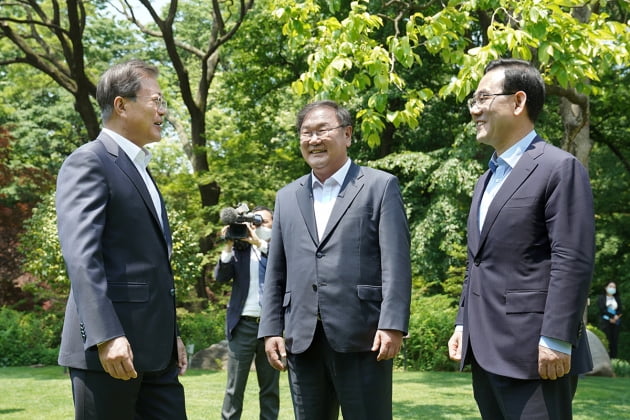 文대통령 "주호영 대표 합리적인 분, 정기적으로 만나자"