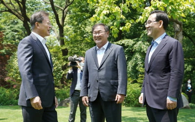 文대통령 "주호영 대표 합리적인 분, 정기적으로 만나자"