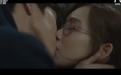 '슬기로운 의사생활' 결말, 유연석♥신현빈 키스로 시즌1 마무리