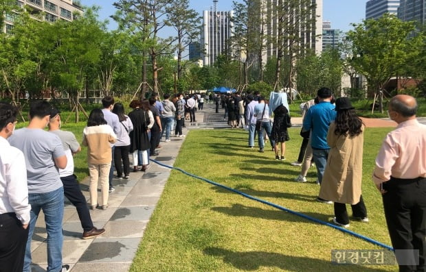 서울 중구 서소문공원 임시 선별진료소가 직장인들로 붐비고 있다. 사진=김민성 한경닷컴 기자