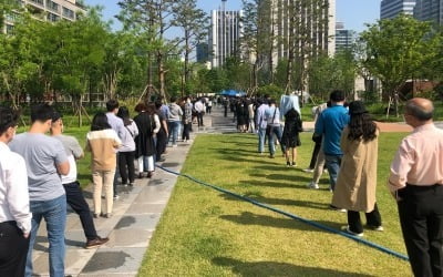 [포토] 출근직후 선별진료소로 모여든 서울 중구 직장인들