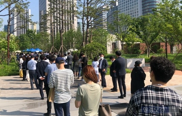 서울 중구 서소문공원 임시 선별진료소가 직장인들로 붐비고 있다. 사진=김민성 한경닷컴 기자