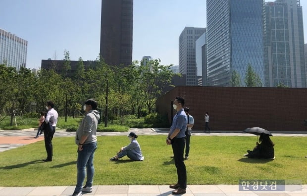 서울 중구 서소문공원에 마련된 임시 선별진료소에 검사를 기다리는 시민들이 거리두기를 실천하고 있다. 사진=김민성 한경닷컴 기자