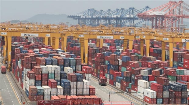 [속보] 4월 수출 24.3% 급감…무역수지 99개월 만에 적자