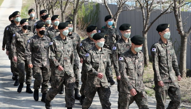 강원 화천군 육군 27사단 화생방지원대에서 장병들이 영외로 나오고 있다. 사진=연합뉴스