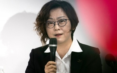 [포토] '위안부 피해자 후원금 논란' 기자회견에서 발언하는 이나영 이사장