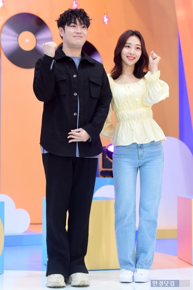 [포토] 유재환-이달의 소녀 이브, '팩트인스타' MC 맡았어요~