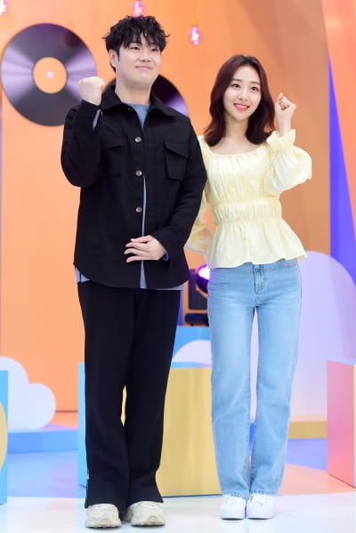 [포토] 유재환-이달의 소녀 이브, '팩트인스타' MC 맡았어요~