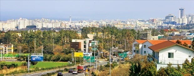 올 들어 제주 아파트 청약시장에서 대규모 미달사태가 발생하고, 기존 아파트 매매가격 상승세도 멈췄다.  제주에서 주택가격이 가장 비싼 제주공항 주변 주거지 모습. 한경DB