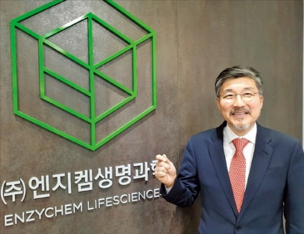 손기영 엔지켐생명과학 회장이 서울 양재동 사무소에서 신약 후보물질 ‘EC-18’ 개발 상황을 설명하고 있다. 임유 기자 