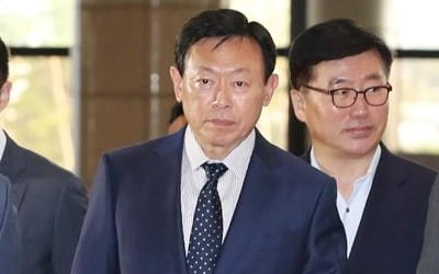 출근한 신동빈, '포스트코로나' 성장사업 발굴 지시