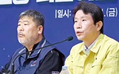 문 대통령 "노동자도 사회주류, 협력 중심돼야"