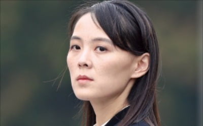 서열 관례 깨고 김정은 옆자리에…김여정, 사실상 '北 2인자' 공식화