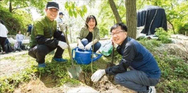 효성이 협력사와 함께 지난해 5월 진행한 ‘상생 나무’ 심기 행사.  효성 제공
 