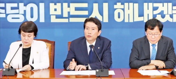 < “이등병의 자세로 돌아가겠다” > 이인영 더불어민주당 원내대표(가운데)가 3일 국회에서 열린 기자간담회에서 취재진의 질문에 답하고 있다. 왼쪽은 정춘숙 민주당 원내대변인, 오른쪽은 윤후덕 민주당 원내수석부대표.  연합뉴스 