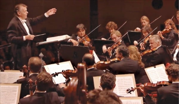 마리스 얀손스가 2013년 로얄콘세르트헤바우오케스트라(RCO)와 함께 말러 교향곡 1번을 연주하고 있다. 이 공연 영상은 오는 8일 RCO 유튜브 계정에서 처음 공개된다.  RCO 홈페이지 캡처 