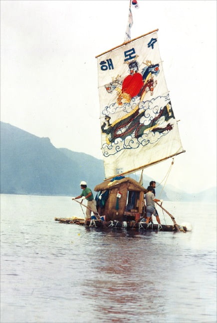 필자가 1983년 뗏목 ‘해모수호’를 타고 거제도에서 쓰시마를 거쳐 일본 규슈까지 탐험할 당시의 모습. 선사시대부터 한반도에서 일본 열도로 진출했을 가능성을 점검하는 탐험이었다. ‘해모수’는 북부여 천제의 이름, ‘해’는 태양을 뜻한다. 