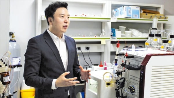 류진협 바이오오케스트라 대표가 대전 본사 연구소에서 신약 후보물질 시험을 하고 있다.   바이오오케스트라  제공 