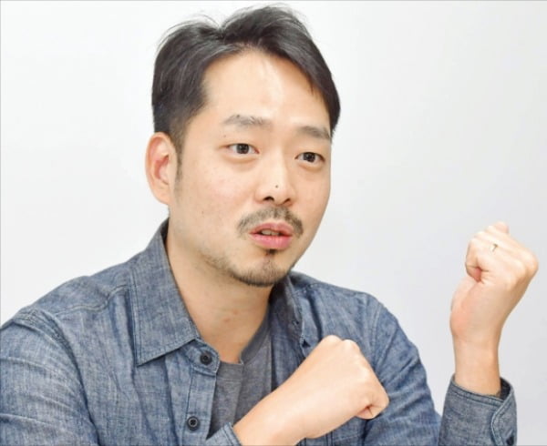 김승환 라우더스 대표가 공모전 방식으로 로고, 광고 디자인을 의뢰하는 ‘라우드소싱’ 플랫폼을 소개하고 있다.  김영우 기자 youngwoo@hankyung.com 