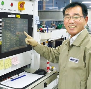김명운 디엔에프 대표가 대전 대덕구 대화동의 디엔에프 연구실에서 원자층증착(ALD)장비의 프로그램 상태를 확인하고 있다.  /임호범 기자
 