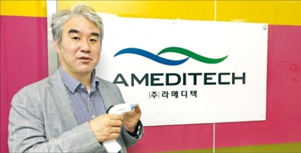 최종석 라메디텍 대표가 서울 본사에서 레이저 채혈기 사용법을 설명하고 있다.  /박상익 기자 