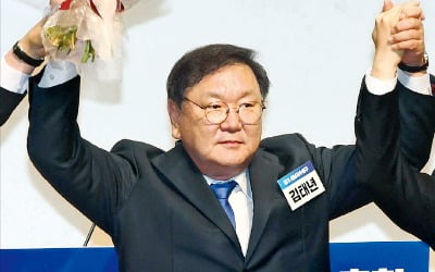 '巨與' 원내대표 김태년…'규제혁신 5법' 밀어붙인 정책통