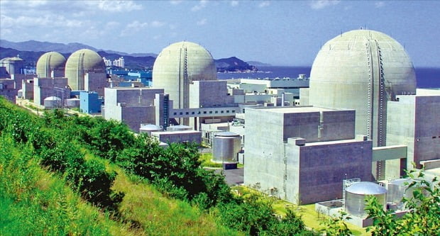 8일 공개된 ‘제9차 전력수급기본계획’ 초안에 따르면 원자력 발전소는 2024년 26기에서 2034년 17기까지 줄어든다. 사진은 경북 울진 한울원전.  /한경DB 