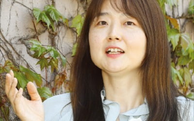 소설가 김금희 "산문은 나 자신을 들여다보는 통로…일상 속 사랑의 흔적 더듬었죠"